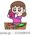 折り紙で遊んでいる女の子 123288935