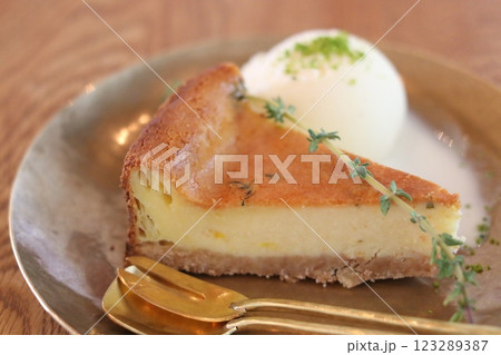 ベイクドチーズケーキ 123289387