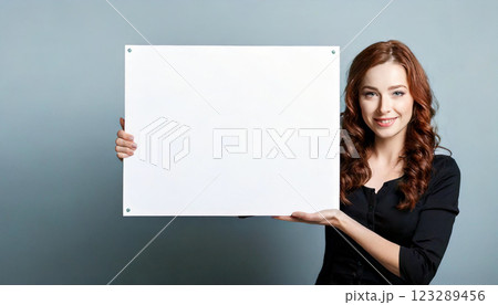 白いパネルを持つ女性(AI生成画像) 白いパネルを持つ女性(AI生成画像) 123289456