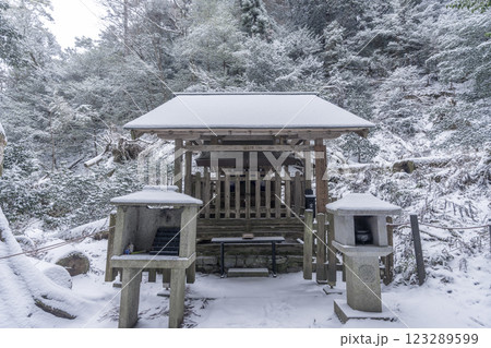 冬の鞍馬寺　奥の院参道　僧正ガ谷　義経堂 123289599
