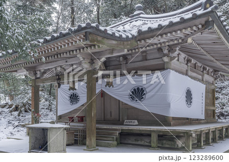 冬の鞍馬寺　奥の院参道　僧正ガ谷不動堂 123289600