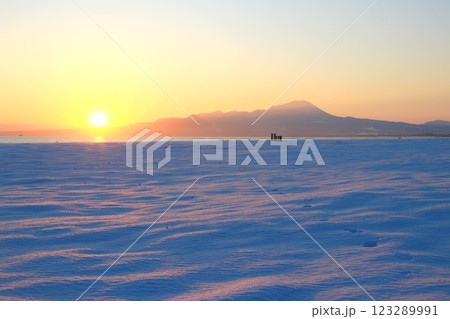 早朝の美保湾展望ビーチ 123289991