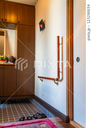 玄関の手摺　住まいの安全　リノベーション 123290034