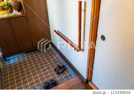 玄関の手摺 住まいの安全 リノベーション 玄関の手摺 住まいの安全 リノベーション 123290036