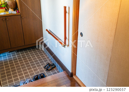 玄関の手摺　住まいの安全　リノベーション 123290037