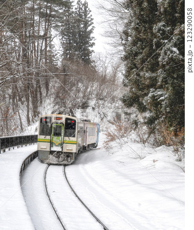 雪景色の会津鉄道 123290058