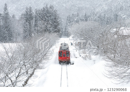 雪景色の会津鉄道 雪景色の会津鉄道 123290068