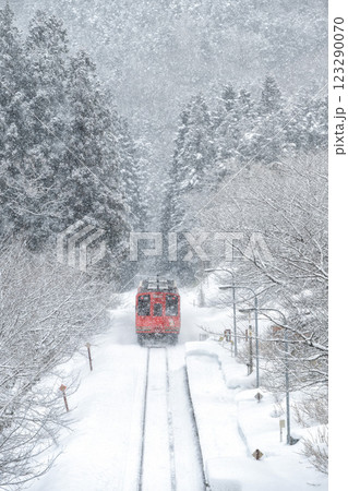 雪景色の会津鉄道 123290070