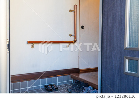 玄関の手摺　住まいの安全　リフォーム 123290110