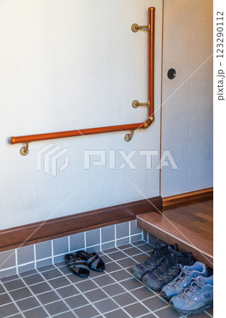 玄関の手摺　住まいの安全　リフォーム 123290112