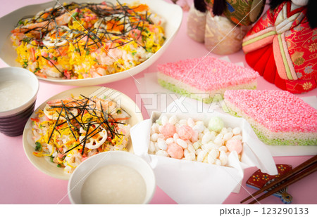 ひな祭り　桃の節句　ちらし寿司　ひな菓子　五目ちらし　雛人形　雛あられ　甘酒　お祝い　ご馳走　白酒 123290133