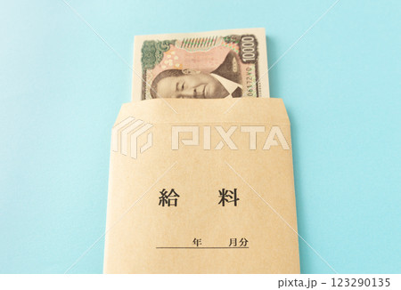 給料袋に入った一万円札　サラリー 123290135