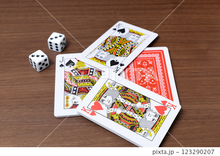 トランプ,玩具,サイコロ、ダイス、ゲーム,おもちゃ,勝負,遊び,カードゲーム,ポーカー 123290207