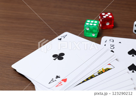 トランプ,玩具,サイコロ、ダイス、ゲーム,おもちゃ,勝負,遊び,カードゲーム,ポーカー 123290212