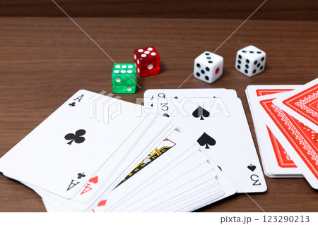 トランプ,玩具,サイコロ、ダイス、ゲーム,おもちゃ,勝負,遊び,カードゲーム,ポーカー 123290213