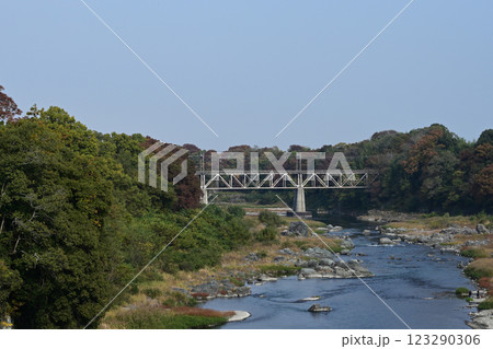 荒川に架かる荒川橋梁(東武東上本線) 123290306