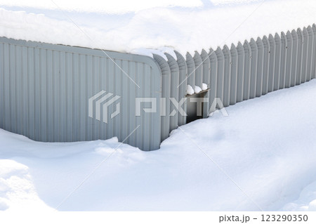車庫, カーポート, 雪, 降雪, 積雪, 冬, 北海道, 雪景色, ガレージ, 屋外, 駐車場 車庫, カーポート, 雪, 降雪, 積雪, 冬, 北海道, 雪景色, ガレージ, 屋外, 駐車場 123290350