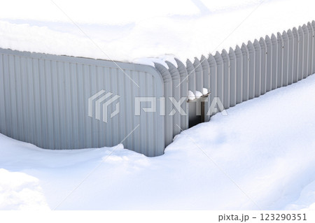 車庫, カーポート, 雪, 降雪, 積雪, 冬, 北海道, 雪景色, ガレージ, 屋外, 駐車場 123290351