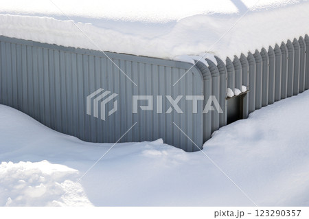 車庫, カーポート, 雪, 降雪, 積雪, 冬, 北海道, 雪景色, ガレージ, 屋外, 駐車場 車庫, カーポート, 雪, 降雪, 積雪, 冬, 北海道, 雪景色, ガレージ, 屋外, 駐車場 123290357