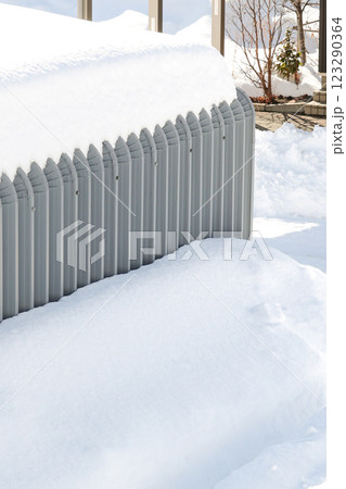 車庫, カーポート, 雪, 降雪, 積雪, 冬, 北海道, 雪景色, ガレージ, 屋外, 駐車場 123290364