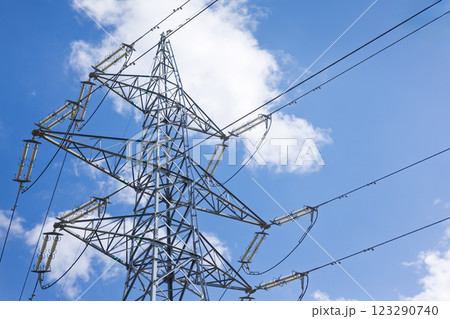 澄んだ青空に映える送電塔と送電線 澄んだ青空に映える送電塔と送電線 123290740
