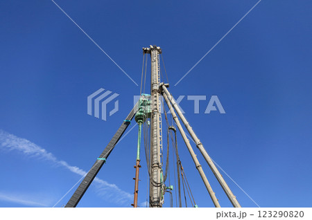 建設機械、杭打機とクレーン 123290820