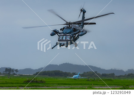 海上自衛隊救難捜索機ヘリコプターUH-60J 海上自衛隊救難捜索機ヘリコプターUH-60J 123291049