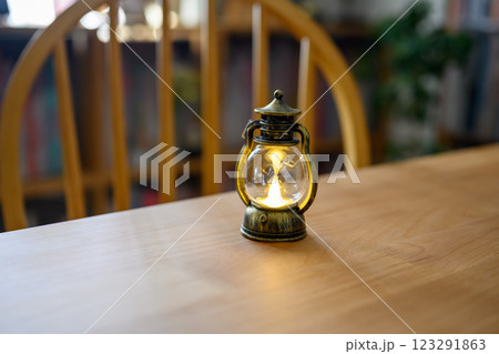 小さいライト 123291863