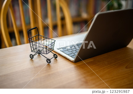 カートとPC 123291987
