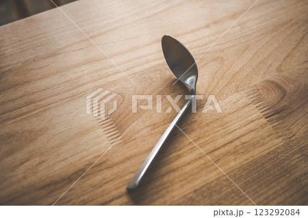 曲がったスプーン 123292084