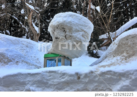 雪に埋もれた電話ボックス 雪に埋もれた電話ボックス 123292225