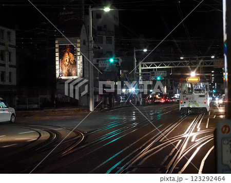冬の播磨屋橋の交差点付近の夜景(とさでん桟橋線のはりまや橋駅から撮影) 冬の播磨屋橋の交差点付近の夜景(とさでん桟橋線のはりまや橋駅から撮影) 123292464