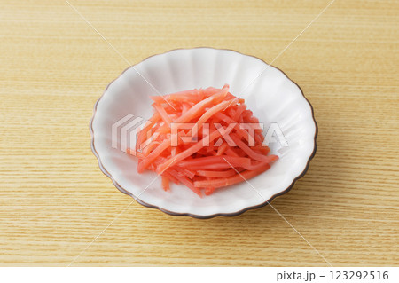 お皿に盛った紅しょうが 123292516