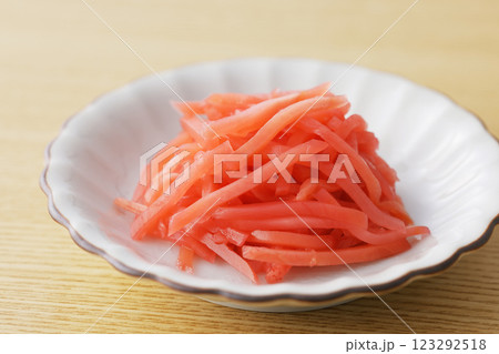 お皿に盛った紅しょうが 123292518