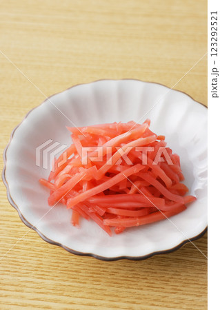 お皿に盛った紅しょうが 123292521
