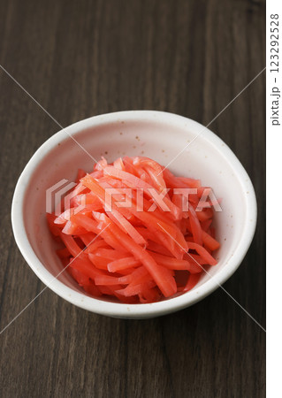 お皿に盛った紅しょうが 123292528