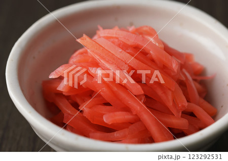 お皿に盛った紅しょうが 123292531