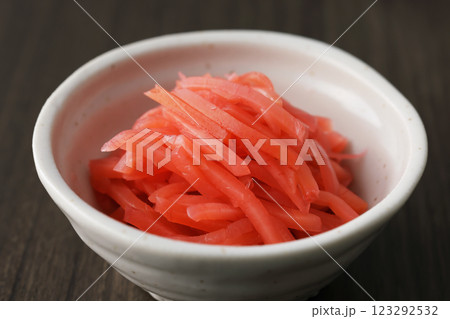 お皿に盛った紅しょうが 123292532