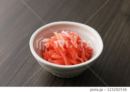 お皿に盛った紅しょうが 123292536