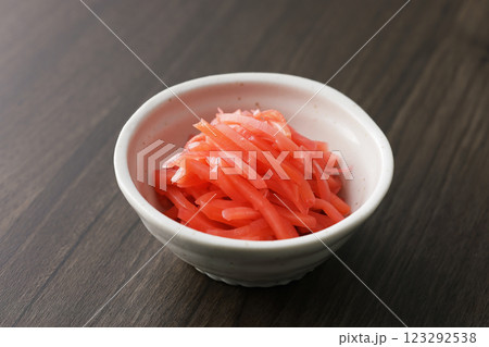 お皿に盛った紅しょうが 123292538