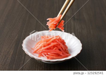 お皿に盛った紅しょうが 123292541