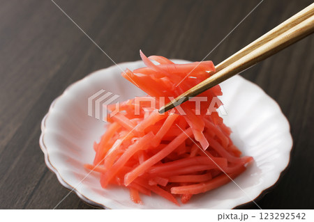お皿に盛った紅しょうが 123292542