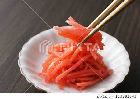お皿に盛った紅しょうが 123292543