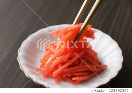 お皿に盛った紅しょうが 123292545