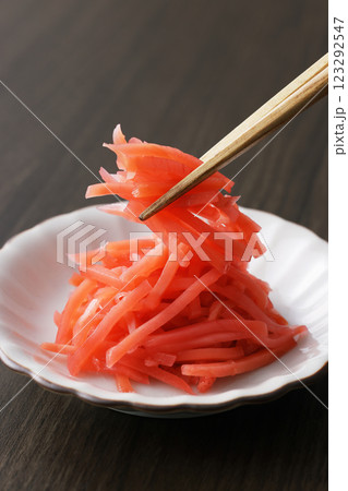 お皿に盛った紅しょうが 123292547