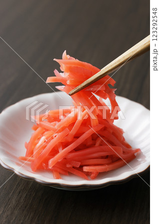 お皿に盛った紅しょうが 123292548