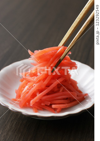 お皿に盛った紅しょうが 123292549