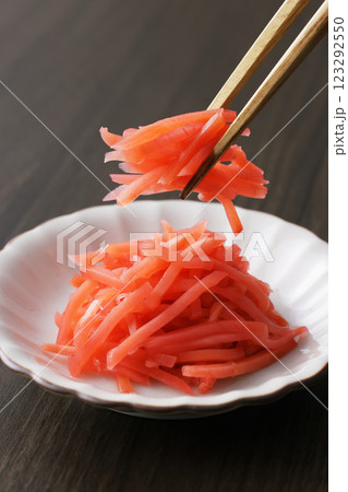 お皿に盛った紅しょうが 123292550