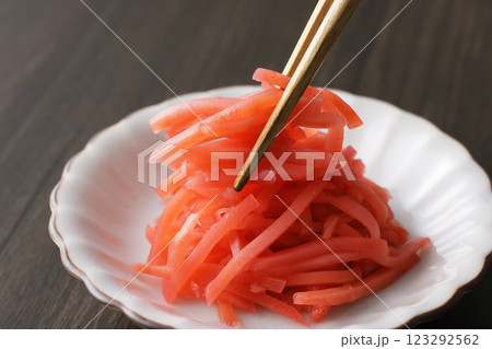 お皿に盛った紅しょうが お皿に盛った紅しょうが 123292562