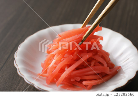お皿に盛った紅しょうが 123292566